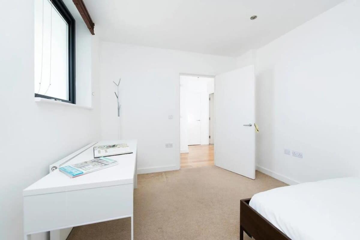 Modern 2 Bed Apartment W Balcony In Londra Esterno foto