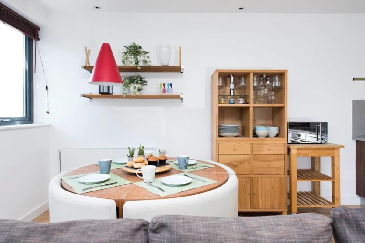 Modern 2 Bed Apartment W Balcony In Londra Esterno foto