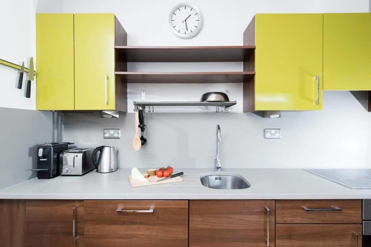 Modern 2 Bed Apartment W Balcony In Londra Esterno foto