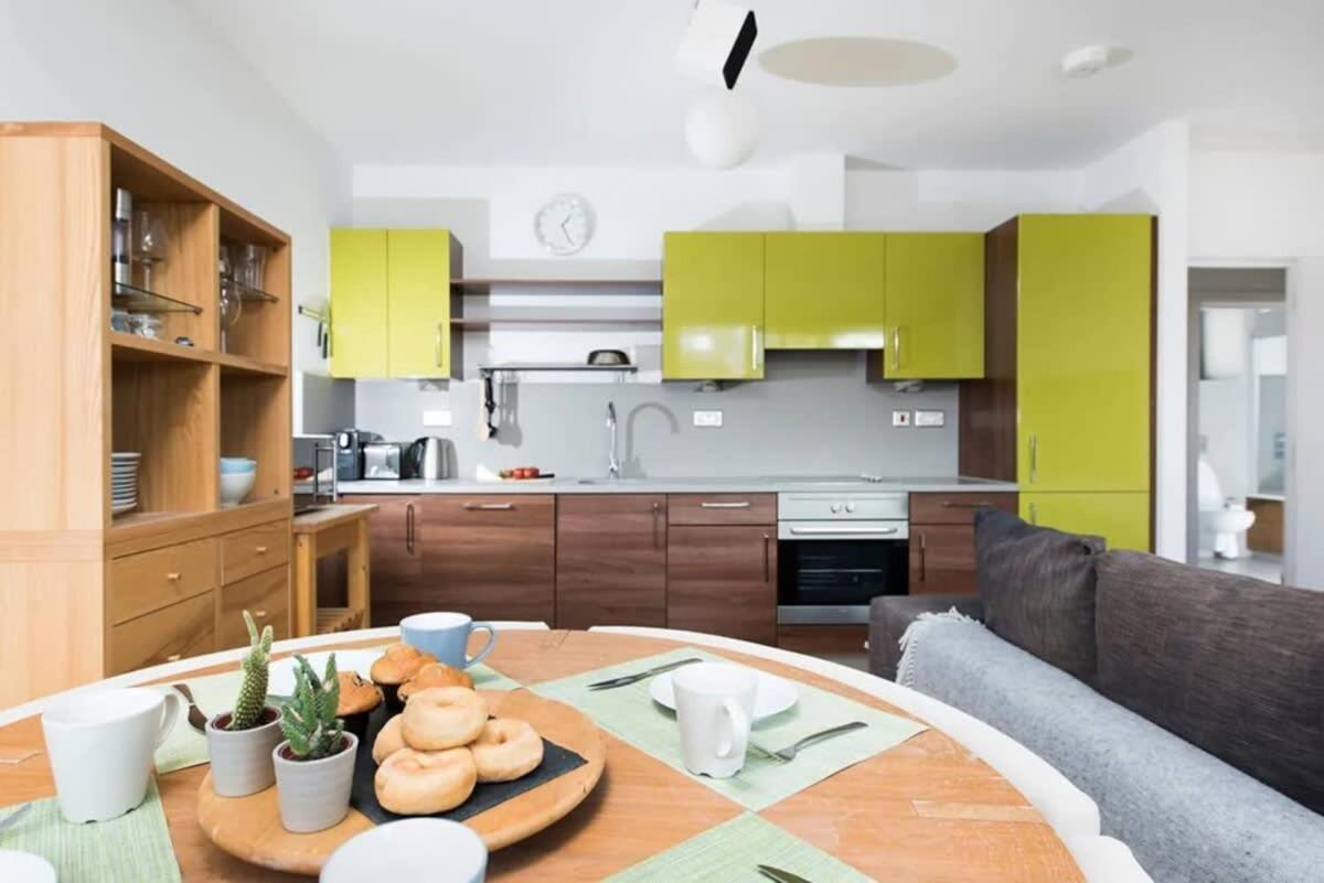 Modern 2 Bed Apartment W Balcony In Londra Esterno foto
