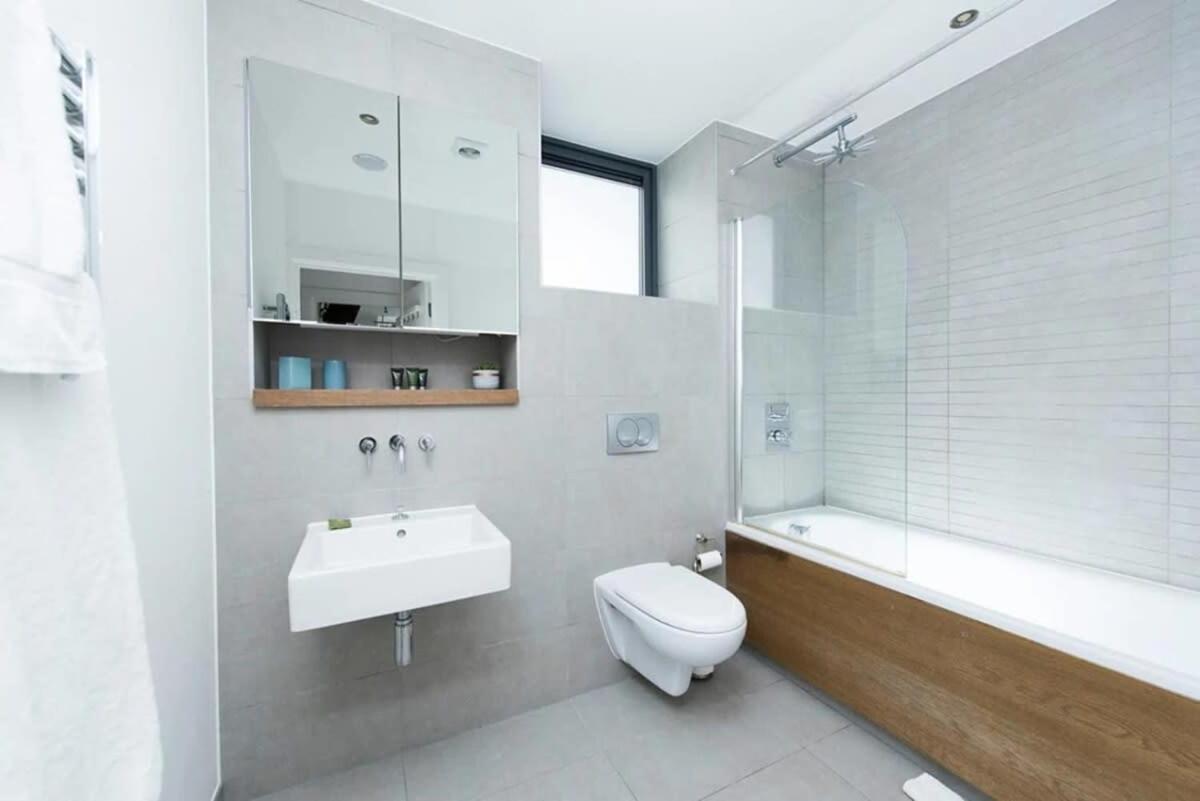 Modern 2 Bed Apartment W Balcony In Londra Esterno foto