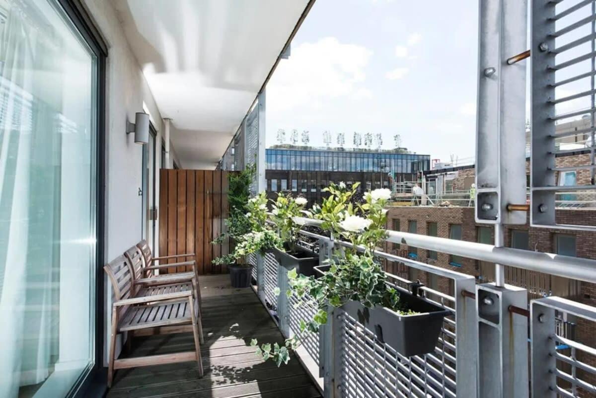 Modern 2 Bed Apartment W Balcony In Londra Esterno foto